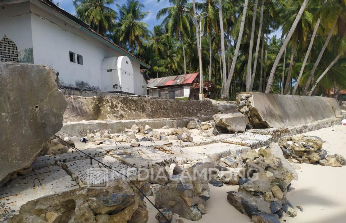 Abrasi Mengancam Rumah dan Masjid, Warga Harapkan Perbaikan Talud