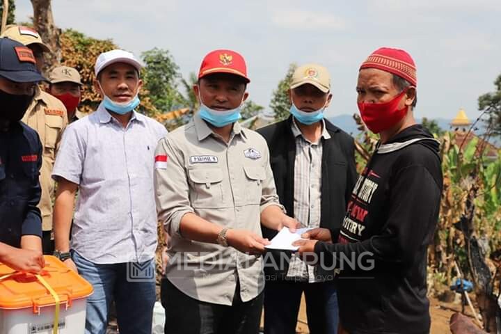 Pakcik Dan Bang Edi Salurkan Bantuan Korban Kebakaran di Margajaya