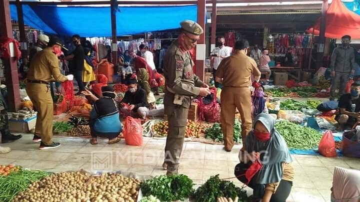 Tinjau Pasar, Parosil–Mad Hasnurin Minta Pengunjung Patuhi Protokol Kesehatan 