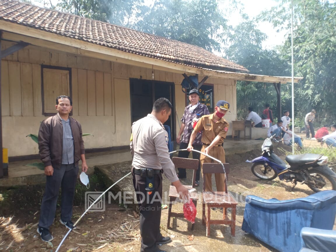 Aparat Bersama Warga Gotong Royong Bersihkan Mako Pospol Sumberalam