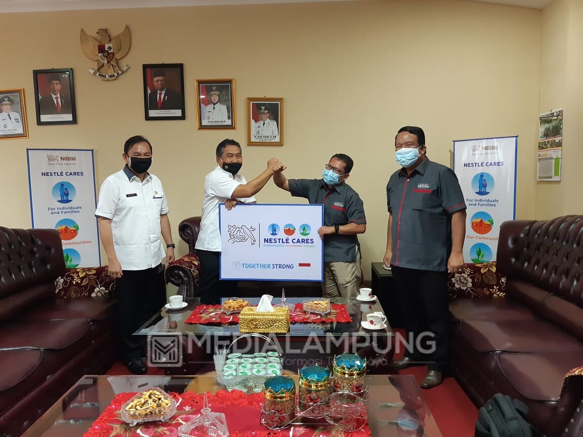 Nestle Indonesia Serahkan Bantuan APD Kepada Pemkot Bandarlampung