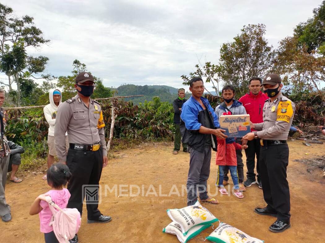 Ringankan Beban Korban Kebakaran, Polsek Sekincau Salurkan Bantuan Sembako