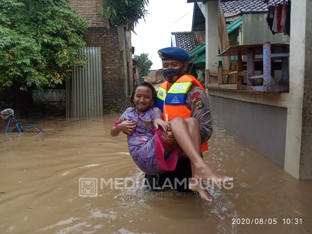 Brimob Polda Lampung Bantu Evakuasi Korban Banjir di Bandarlampung