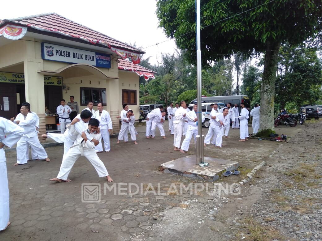 Puluhan Personil Polsek Balikbukit Ikuti Latihan Bela Diri