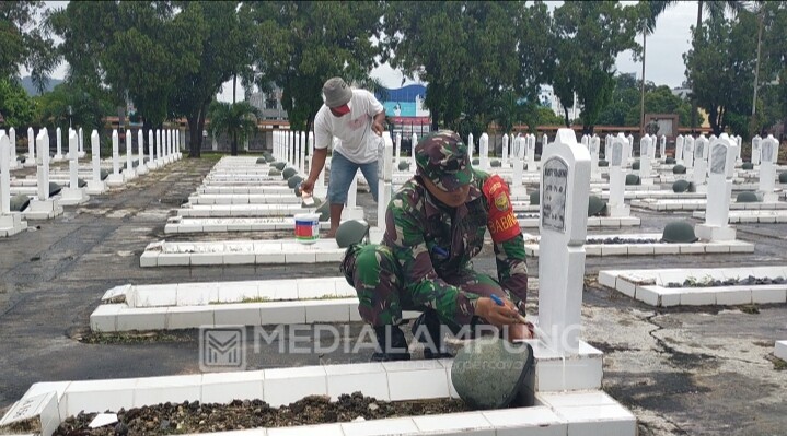 Peringatan Karya Bakti TNI, Anggota Koramil Kedaton Bersihkan TMP
