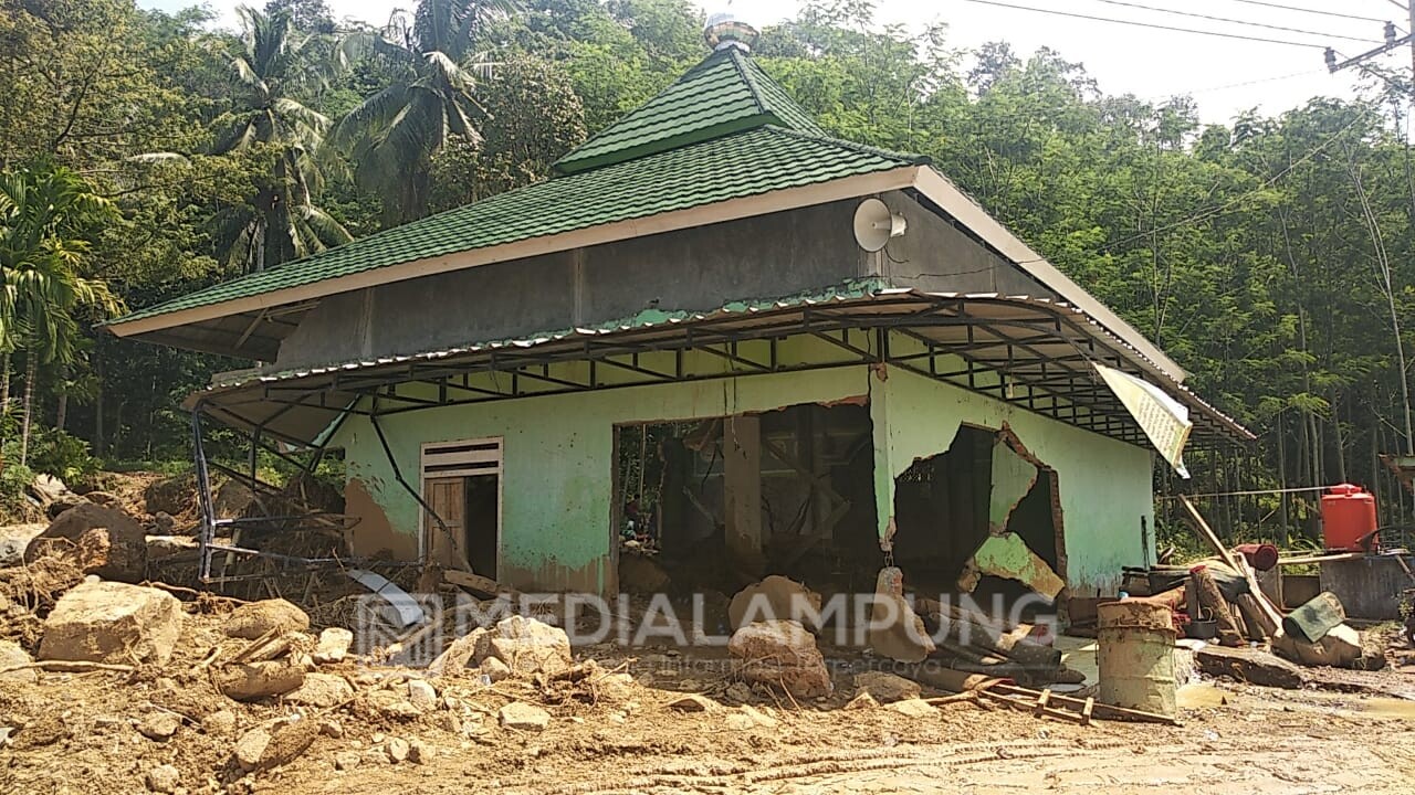 ACT Lampung Serahkan Bantuan untuk Korban Banjir Bandang Semaka Tanggamus