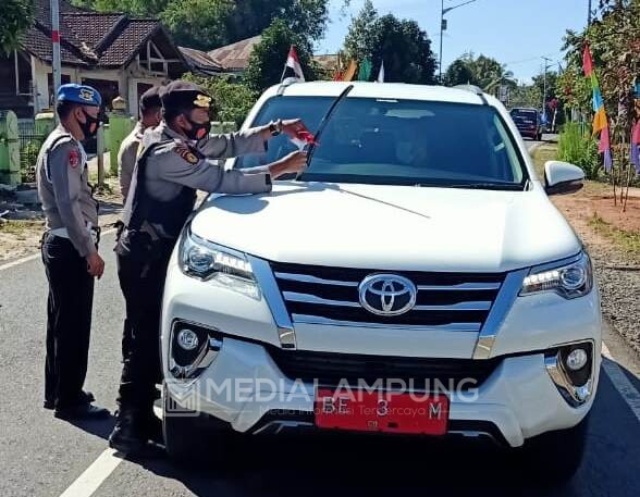 Bangkitkan Rasa Patriotisme dan Nasionalisme Polsek Sekincau Bagikan Bendera  