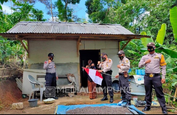 Polsek Sekincau Salurkan Bantuan Bendera Merah Putih untuk Warga Kurang Mampu