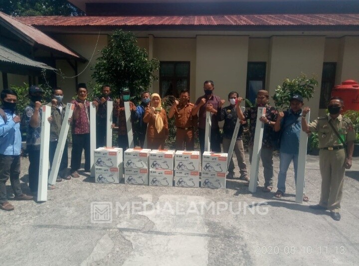 Kurangi Penggunaan Herbisida, 6 Poktan di Sekincau Dapat Bantuan Mesin Potong Rumput  