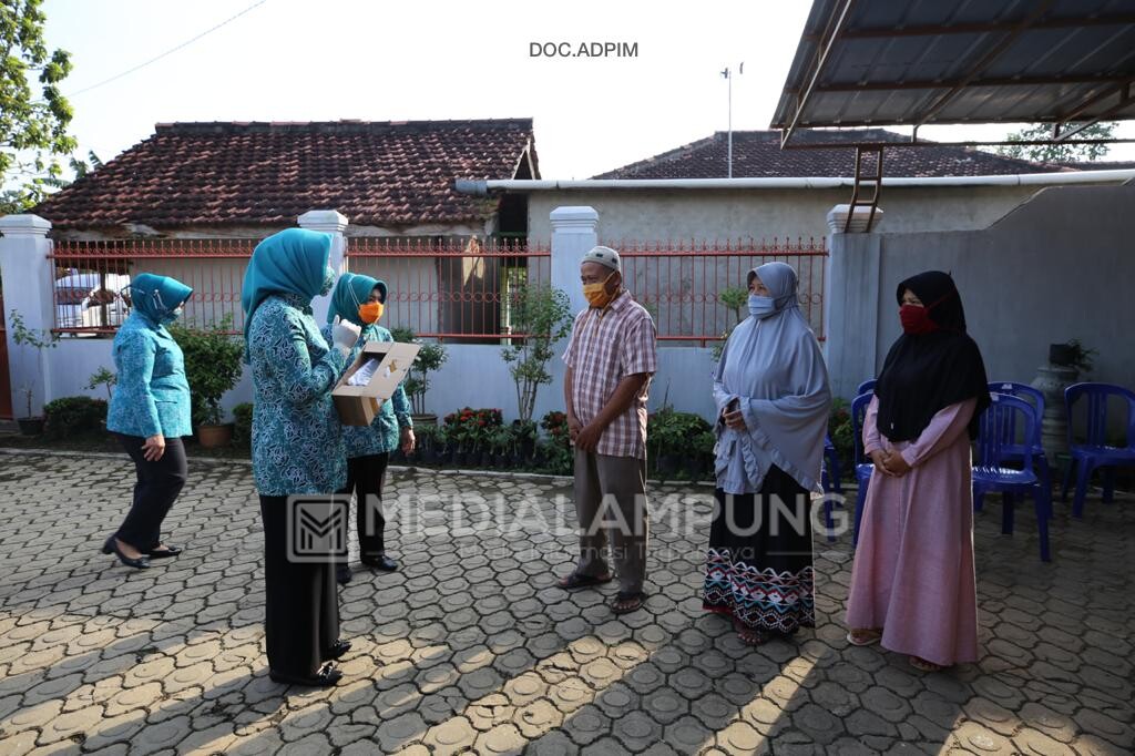 Riana Sari Bagikan Masker kepada Masyarakat Metro dan Lamtim