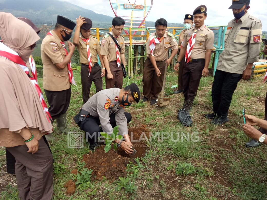 Unsur Gabungan Kecamatan Waytenong Peringati HUT Pramuka