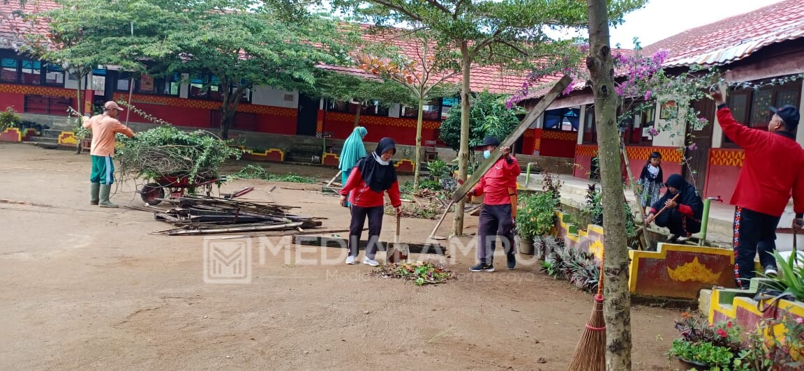 Sambut Belajar Tatap Muka SDN 1 Giham Tata Lingkungan Sekolah 