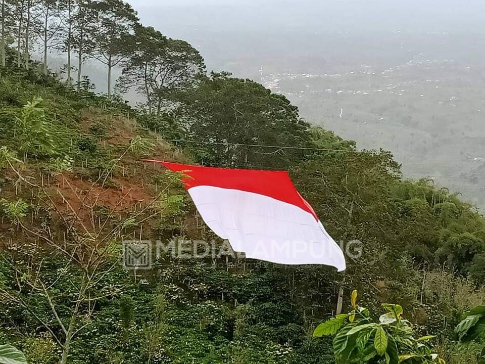 Kibarkan Bendera Raksasa di Tamiangan Hill, Parosil : Cintai Kebhinekaan 