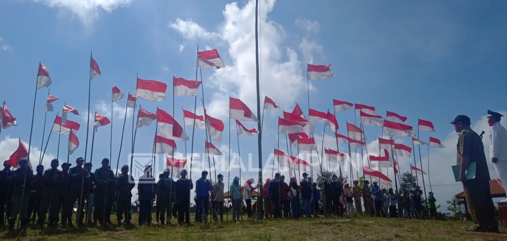 Warga Sukaraja Kibarkan 75 Bendera di Puncak Bumi Perkemahan Mabarjaya 