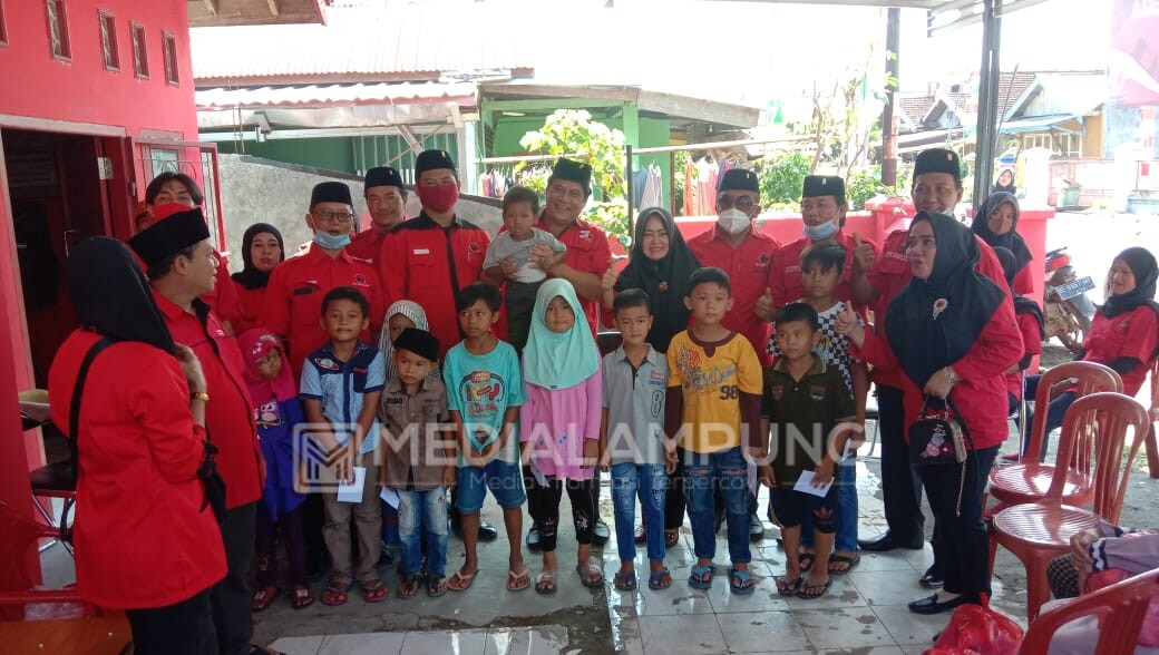 Peringati HUT RI Ke-75, PDIP Pesbar Gelar Upacara dan Bagikan Sembako