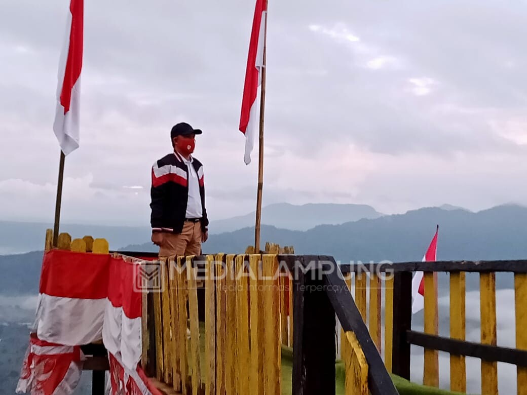 Buchori Ungkap Tiga Alasan Pengibaran Bendera Raksasa di Negeri Diatas Awan