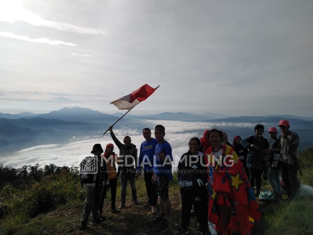 Lokasi Pengibaran Merah Putih, Mulai dari Puncak Gunung hingga Perbukitan