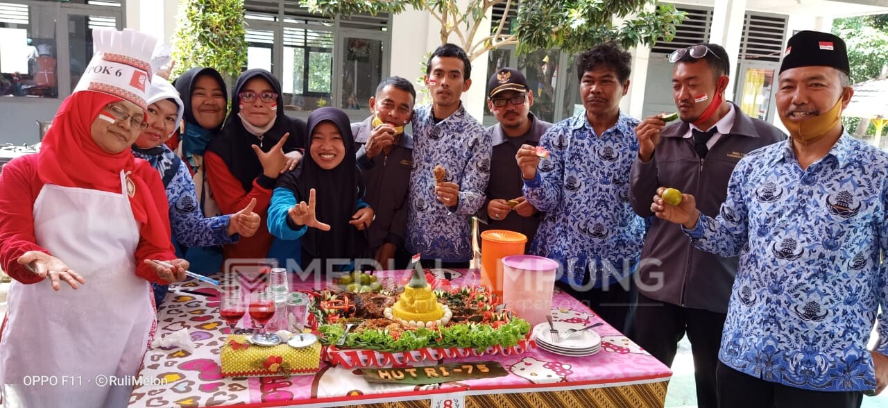 Meriahkan HUT RI, SMKN 1 Waytenong Gelar Lomba Nasi Tumpeng 