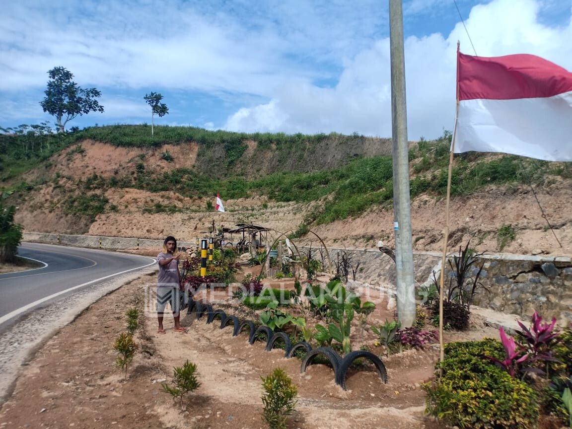 Kreatif! Maman Sulap Semak Belukar Pinggir Jalan Jadi Taman 