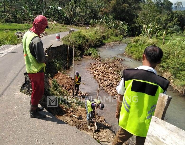 Perbaikan Jalan Amblas di Kecamatan Pagardewa Mulai Digarap 