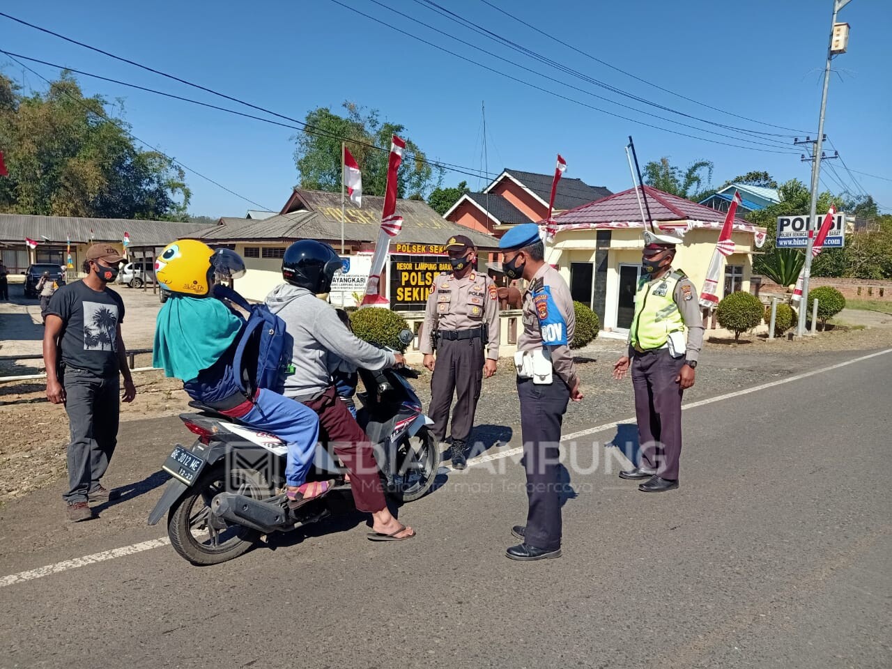 Polsek Sekincau Bimbing Pengendara Taati Protokol Kesehatan 