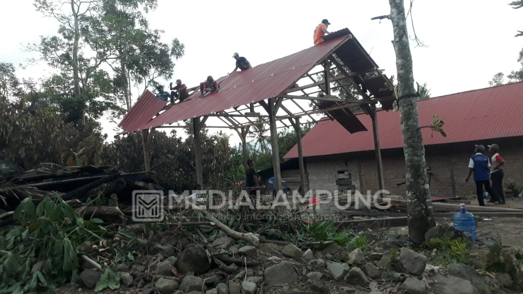 Warga Ringinsari Gotong-royong Bangun Kembali Rumah Mbah Sumiyati yang Ludes Terbakar