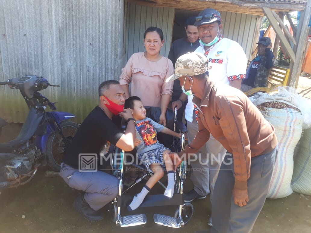 Bocah Penyandang Disabilitas Dapat Hadiah Kursi Roda dari Parosil  