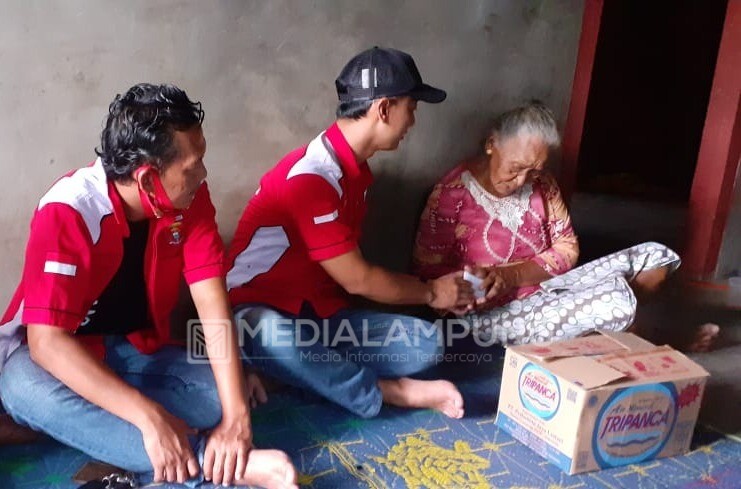 Sekura Bird Club Beri Bantuan untuk ‘Mbah Gumbrek’