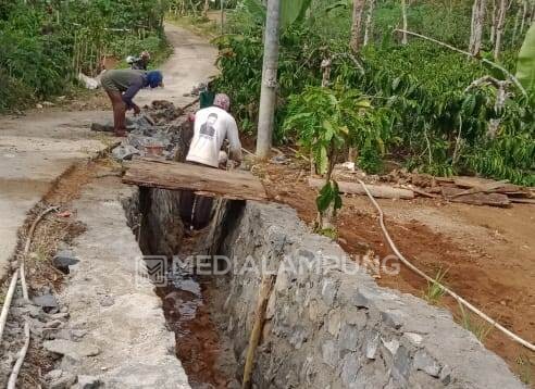 Jalan Lingkungan SMAN 2 Waytenong Ditingkatkan 