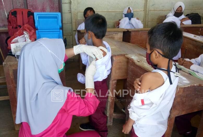 Cegah Penyakit Campak, Siswa Kelas Satu SD/MI Diberi Imunisasi 