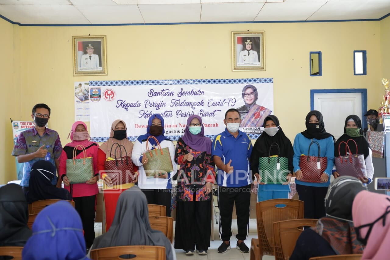 50 Pengrajin Terima Bantuan Sembako
