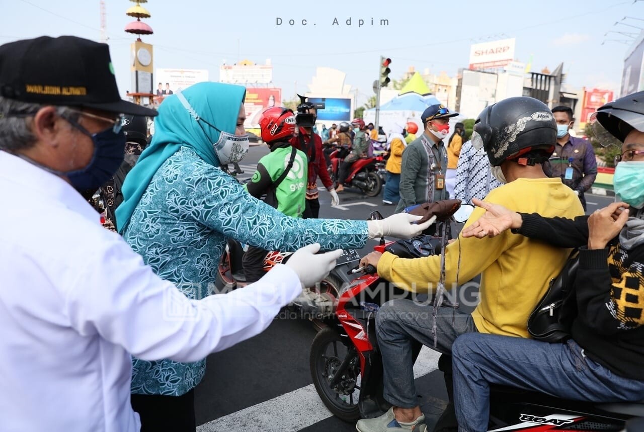 Riana Sari Bersama Dinkes Bagikan Masker di Tugu Adipura