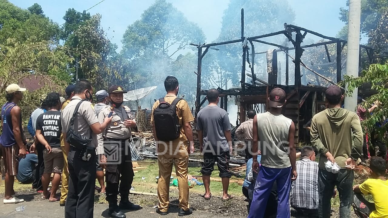Kebakaran Hanguskan Dua Rumah di Rata Agung