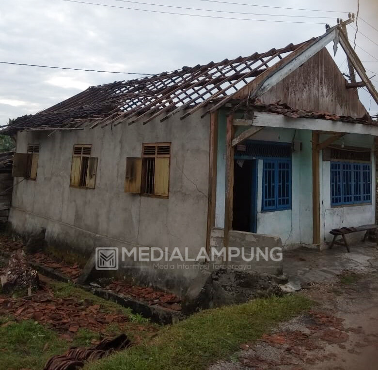 Angin Puting Beliung Rusak Tiga Rumah Warga