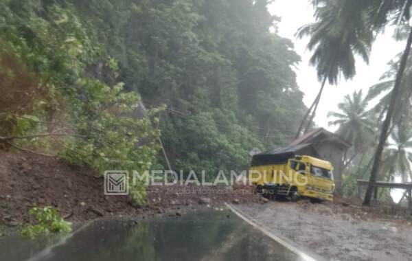 Jalinbar Arah Bengkulu Tertimbun Longsor