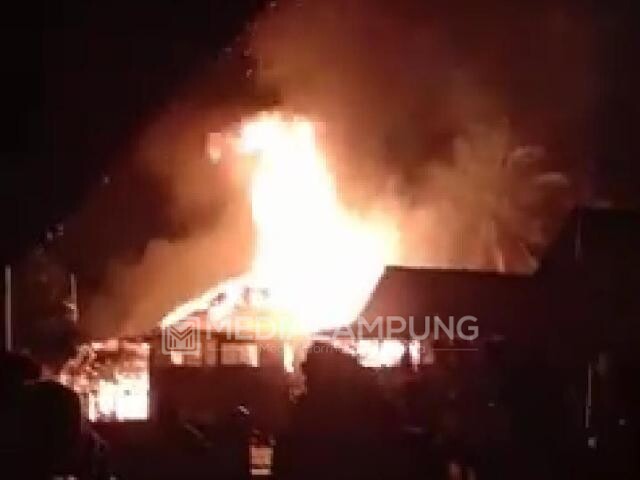 Diduga Korsleting Listrik, Dua Rumah Warga Ludes Terbakar