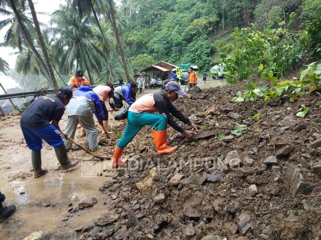 Material Longsor Berhasil Dibersihkan, Arus Lalin Masih Buka-Tutup