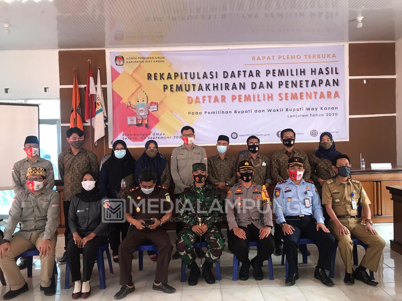 TNI-Polri Lakukan Pengamanan Rapat Pleno Terbuka Rekapitulasi DPHP dan Penetapan DPS di KPUD Waykanan 