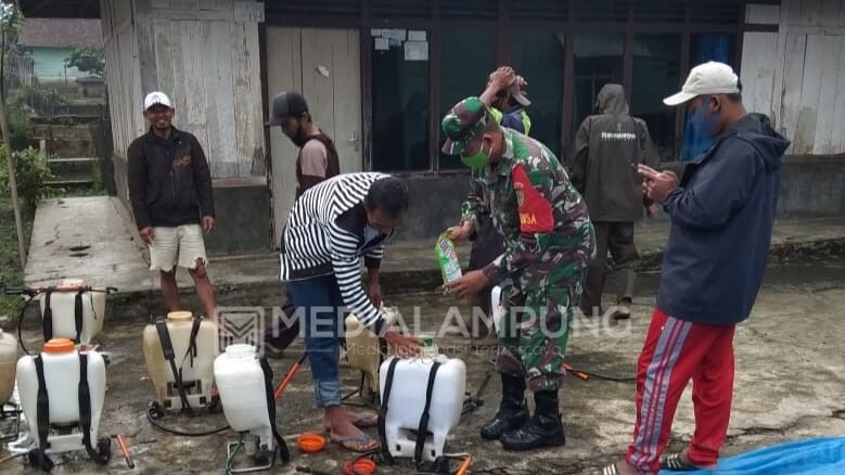 TNI Bersama Warga Tugusari Semprot Desinfektan