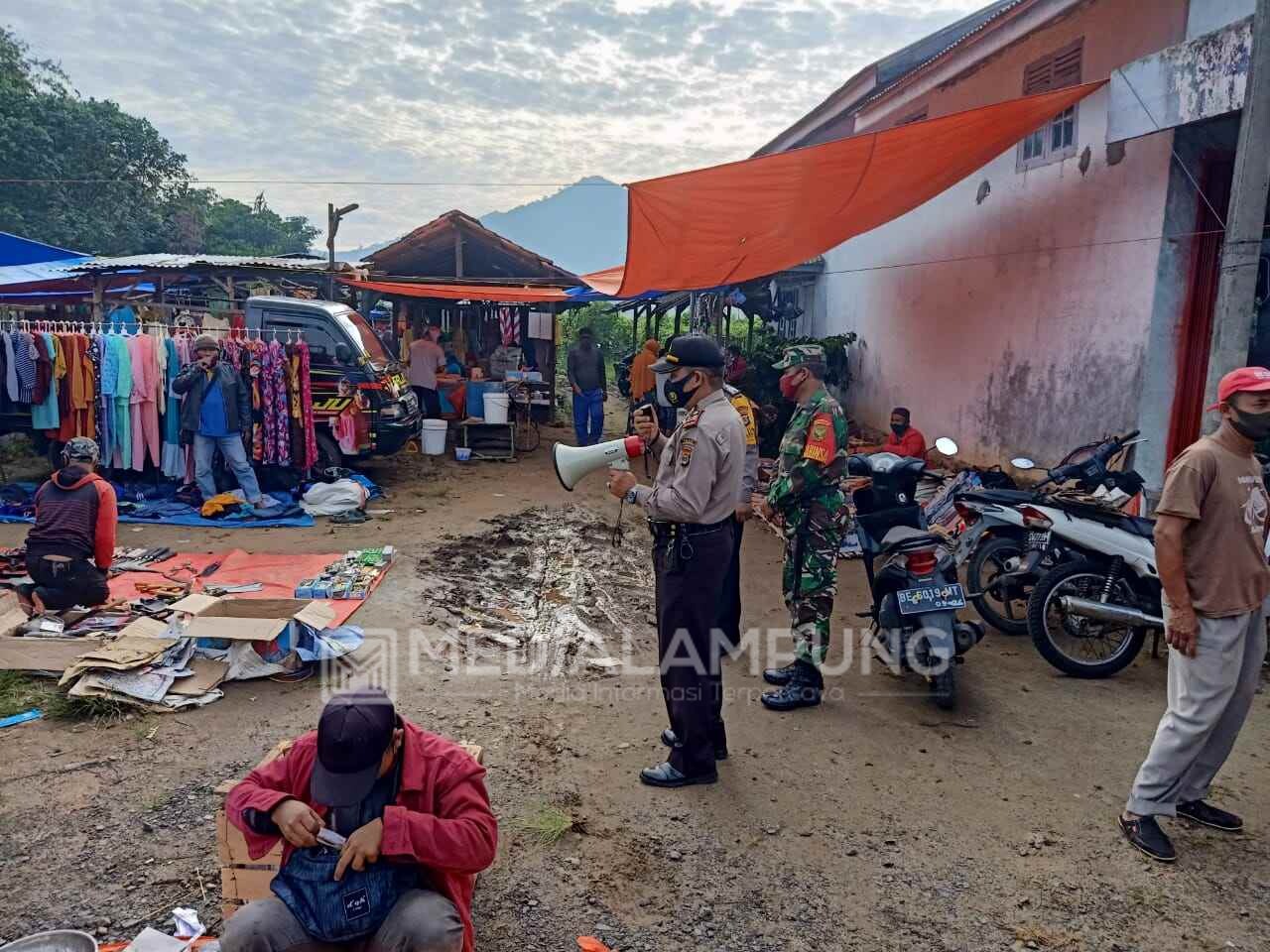 TNI dan Polri Gelar KRYDT Ayo Pakai Masker di Pasar Pampangan