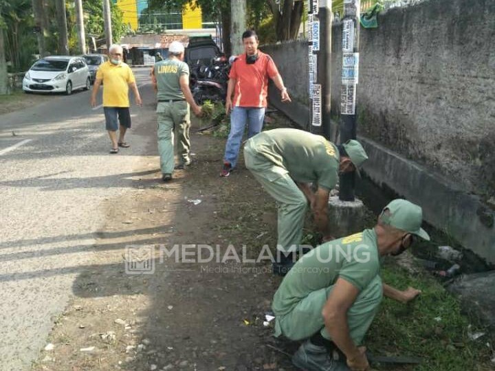 Ciptakan Lingkungan Nyaman, Rawalaut dan Enggal Rutin Bersih-bersih