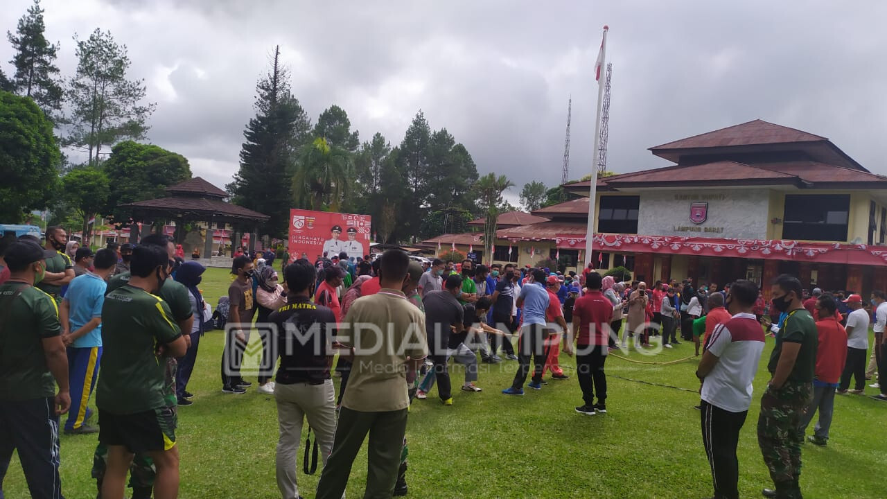 Kasus Covid-19 Meningkat, Pemkab Lambar Justru Kumpulkan Massa