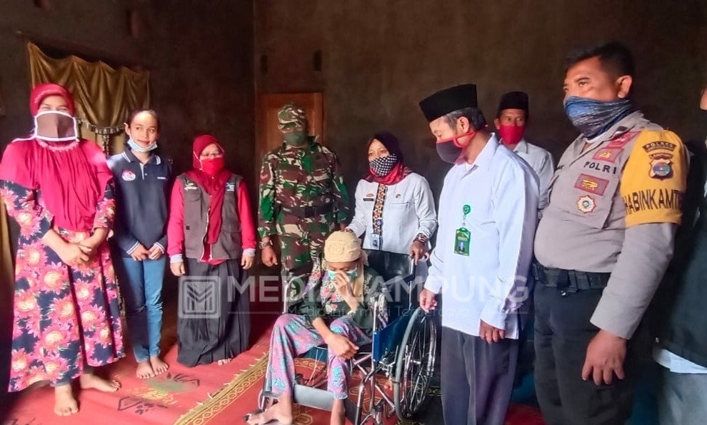 Warga Penderita Polio Terima Bantuan Kursi Roda dari Bupati Lambar