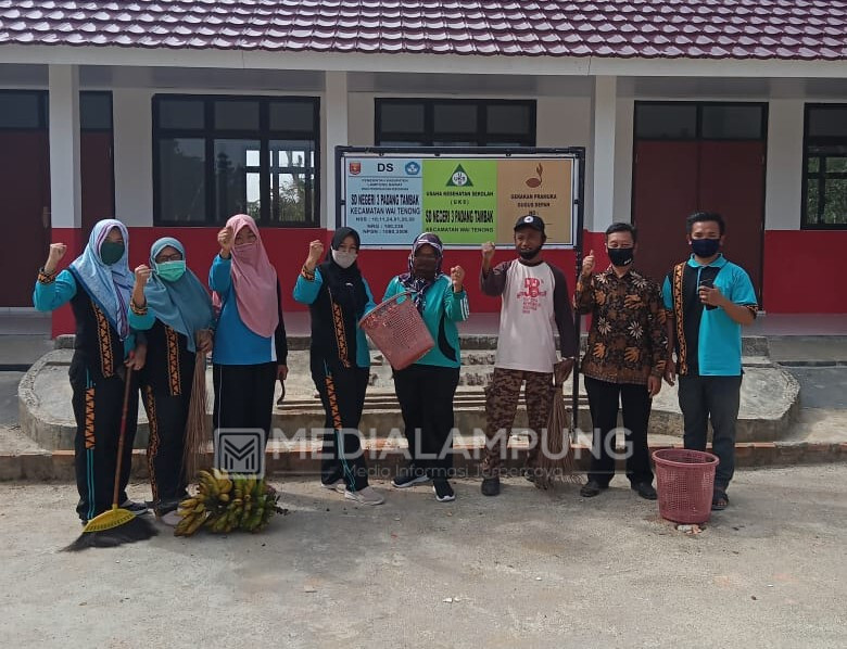 Gudep di Kecamatan Waytenong Lakukan Bersih Lingkungan