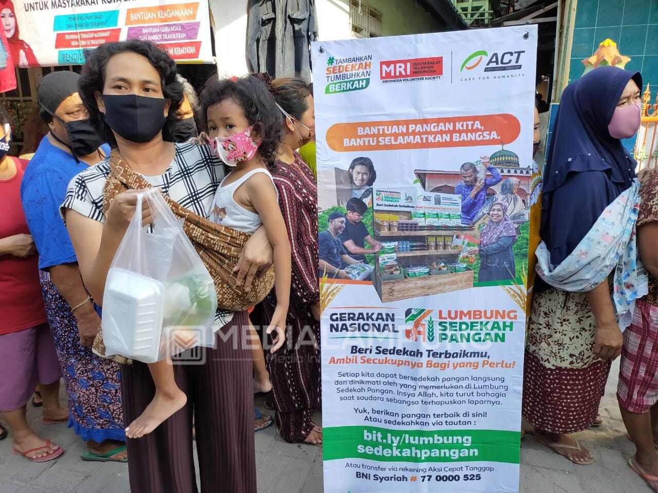 Relawan MRI-ACT Bandarlampung Bagikan Sayur Mayur di Kelurahan Kangkung