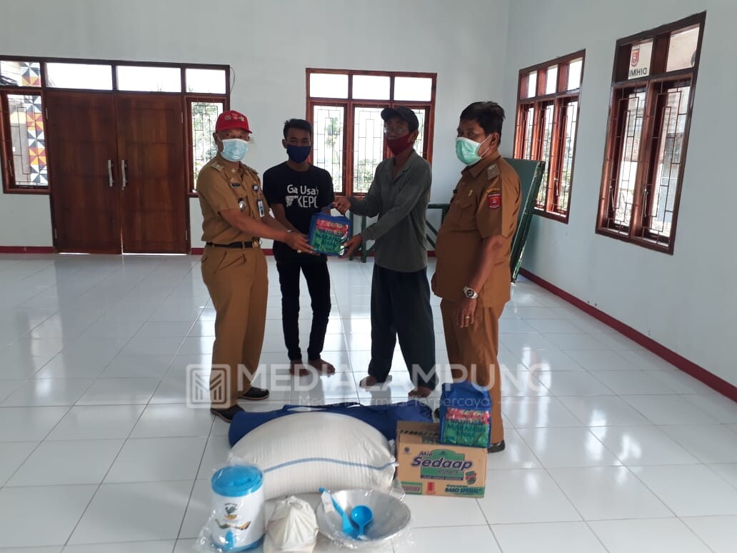 Dinsos Lambar Salurkan Bantuan Korban Kebakaran di Argomulyo 