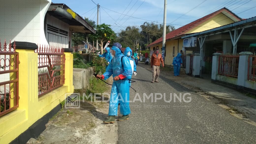 Kelurahan Pajarbulan Lakukan Penyemprotan Desinfektan 