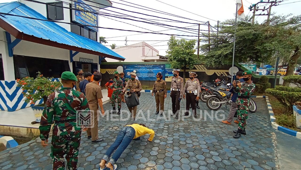 Razia Masker di Lampura, Pelanggar Disanksi Nyanyi Lagu Nasional dan Push Up