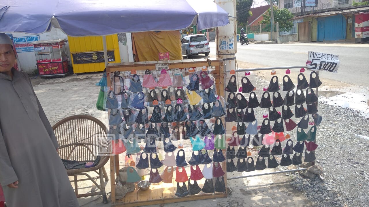 Penjual Pakaian Alih Profesi Jual Masker Jalanan