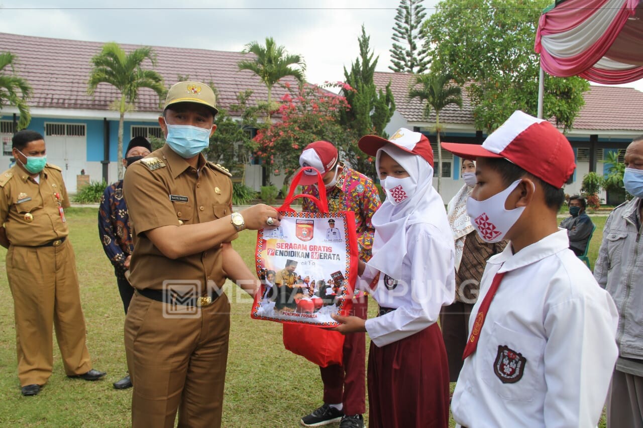 Parosil Bagikan Seragam Sekolah Gratis di Waytenong